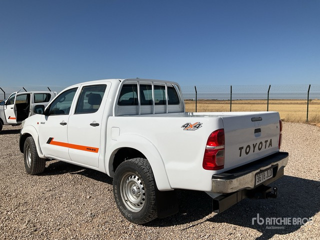 2015 Toyota Hilux 4x4 Crew Cab Pickup - טנדר: תמונה 3 2015 Toyota Hilux 4x4 Crew Cab Pickup - טנדר: תמונה 3