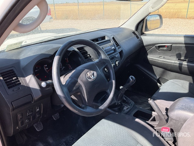 2015 Toyota Hilux 4x4 Crew Cab Pickup - טנדר: תמונה 5 2015 Toyota Hilux 4x4 Crew Cab Pickup - טנדר: תמונה 5