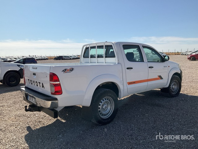 2015 Toyota Hilux 4x4 Crew Cab Pickup - טנדר: תמונה 4 2015 Toyota Hilux 4x4 Crew Cab Pickup - טנדר: תמונה 4