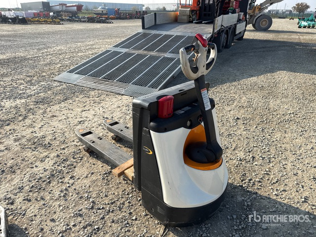 2010 Crown WP2315 Electric Pallet Jack - משאית משטחים: תמונה 2 2010 Crown WP2315 Electric Pallet Jack - משאית משטחים: תמונה 2