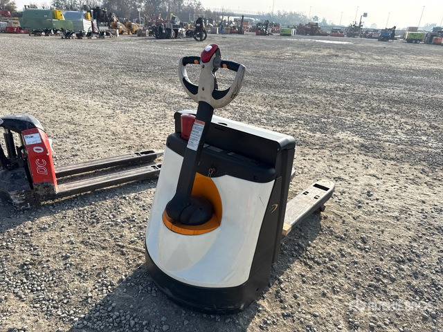 2010 Crown WP2315 Electric Pallet Jack - משאית משטחים: תמונה 3 2010 Crown WP2315 Electric Pallet Jack - משאית משטחים: תמונה 3