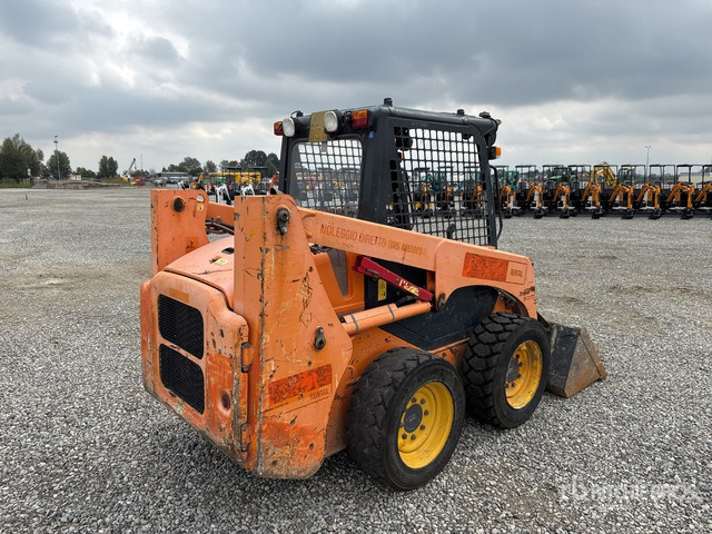 2012 Komatsu SK714-2 High Flow Skid Steer Loader - מעמיס היגוי החלקה: תמונה 3 2012 Komatsu SK714-2 High Flow Skid Steer Loader - מעמיס היגוי החלקה: תמונה 3
