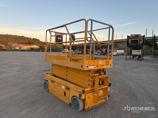 2015 Haulotte Compact12 Nacelle Ciseaux Electrique Electric Scissor Lift - מעלית מספריים: תמונה 3 2015 Haulotte Compact12 Nacelle Ciseaux Electrique Electric Scissor Lift - מעלית מספריים: תמונה 3