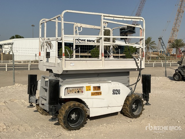 2004 Haulotte Compact 12DX 4x4 Diesel Scissor Lift - מעלית מספריים: תמונה 1 2004 Haulotte Compact 12DX 4x4 Diesel Scissor Lift - מעלית מספריים: תמונה 1