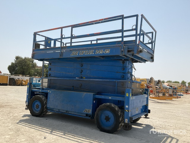 2005 JLG MEWP 245-25 4x4 Diesel Scissor Lift - מעלית מספריים: תמונה 4 2005 JLG MEWP 245-25 4x4 Diesel Scissor Lift - מעלית מספריים: תמונה 4
