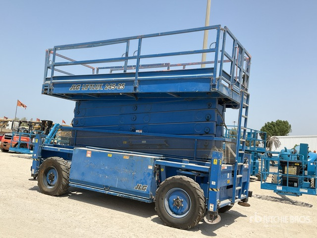 2005 JLG MEWP 245-25 4x4 Diesel Scissor Lift - מעלית מספריים: תמונה 2 2005 JLG MEWP 245-25 4x4 Diesel Scissor Lift - מעלית מספריים: תמונה 2