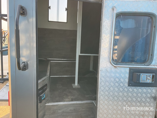 2008 Ford F-350 4x2 Horse Transporting Truck :Misc. Truck - משאית סוסים: תמונה 5 2008 Ford F-350 4x2 Horse Transporting Truck :Misc. Truck - משאית סוסים: תמונה 5