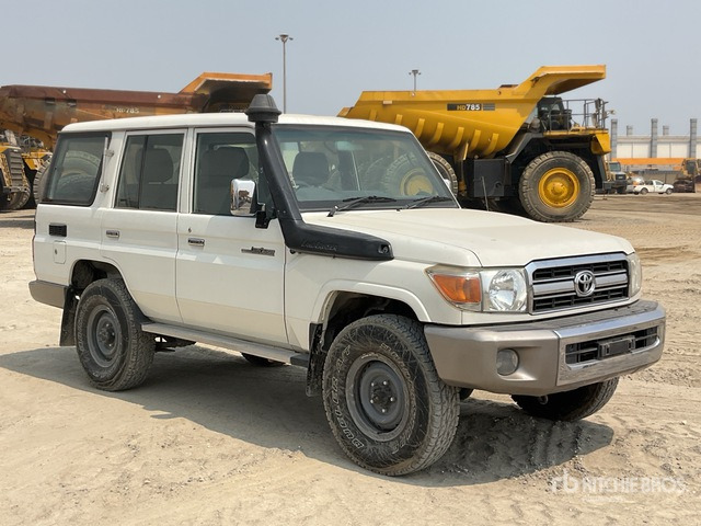 2011 Toyota Land Cruiser LX 76R 4x4 SUV - SUV: תמונה 2 2011 Toyota Land Cruiser LX 76R 4x4 SUV - SUV: תמונה 2