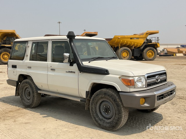 2011 Toyota Land Cruiser LX 76R 4x4 SUV - SUV: תמונה 2 2011 Toyota Land Cruiser LX 76R 4x4 SUV - SUV: תמונה 2