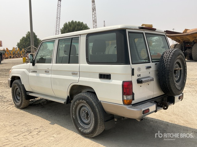 2011 Toyota Land Cruiser LX 76R 4x4 SUV - SUV: תמונה 4 2011 Toyota Land Cruiser LX 76R 4x4 SUV - SUV: תמונה 4