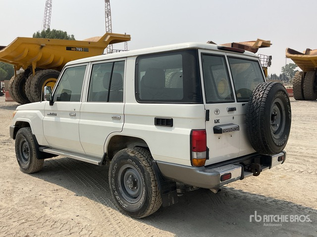 2011 Toyota Land Cruiser LX 76R 4x4 SUV - SUV: תמונה 3 2011 Toyota Land Cruiser LX 76R 4x4 SUV - SUV: תמונה 3