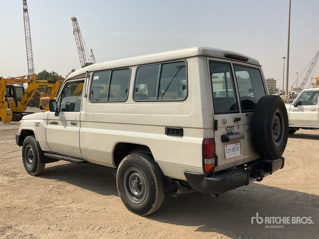 2013 Toyota Land Cruiser 78L 4x4 SUV - SUV: תמונה 4 2013 Toyota Land Cruiser 78L 4x4 SUV - SUV: תמונה 4