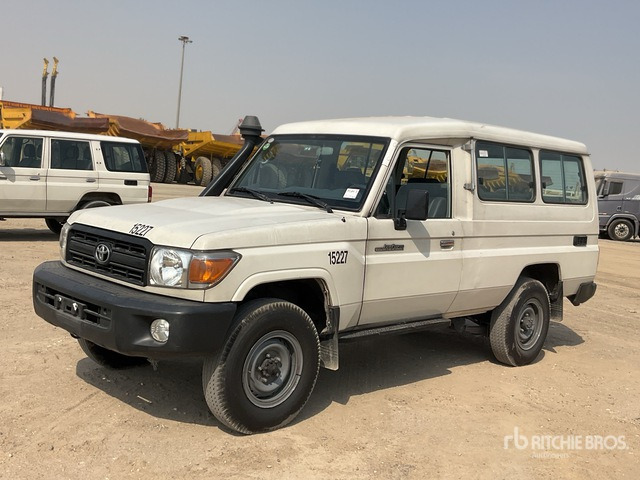 2013 Toyota Land Cruiser 78L 4x4 SUV - SUV: תמונה 1 2013 Toyota Land Cruiser 78L 4x4 SUV - SUV: תמונה 1