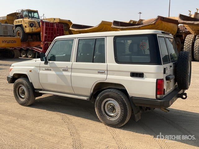 2016 Toyota Land Cruiser 76R 4x4 SUV - SUV: תמונה 3 2016 Toyota Land Cruiser 76R 4x4 SUV - SUV: תמונה 3