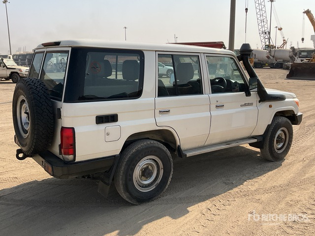 2016 Toyota Land Cruiser 76R 4x4 SUV - SUV: תמונה 2 2016 Toyota Land Cruiser 76R 4x4 SUV - SUV: תמונה 2