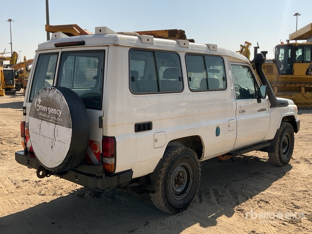 2016 Toyota Land Cruiser 78R 4x4 SUV - SUV: תמונה 2 2016 Toyota Land Cruiser 78R 4x4 SUV - SUV: תמונה 2