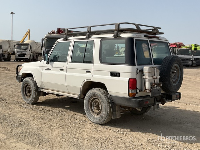 2018 Toyota Land Cruiser 76L 4x4 SUV - SUV: תמונה 3 2018 Toyota Land Cruiser 76L 4x4 SUV - SUV: תמונה 3