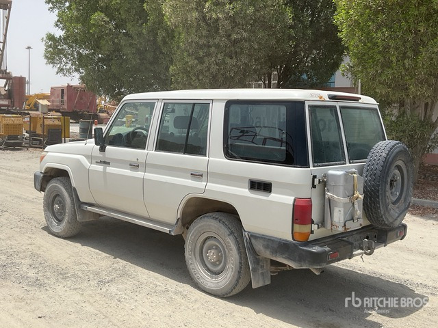 2018 Toyota Land Cruiser 76L 4x4 SUV - SUV: תמונה 3 2018 Toyota Land Cruiser 76L 4x4 SUV - SUV: תמונה 3