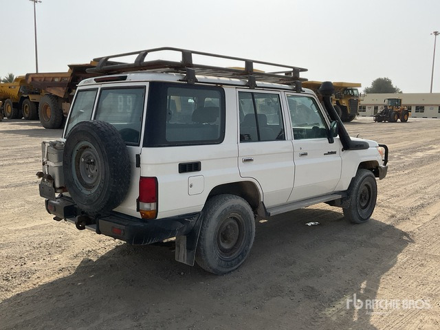 2018 Toyota Land Cruiser 76L 4x4 SUV - SUV: תמונה 4 2018 Toyota Land Cruiser 76L 4x4 SUV - SUV: תמונה 4