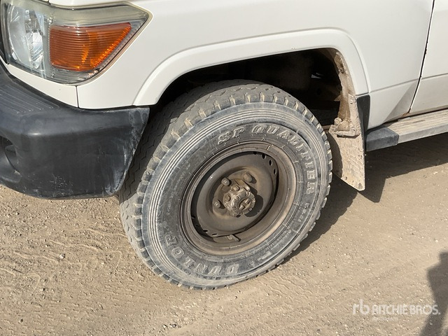 2018 Toyota Land Cruiser 76L 4x4 SUV - SUV: תמונה 5 2018 Toyota Land Cruiser 76L 4x4 SUV - SUV: תמונה 5