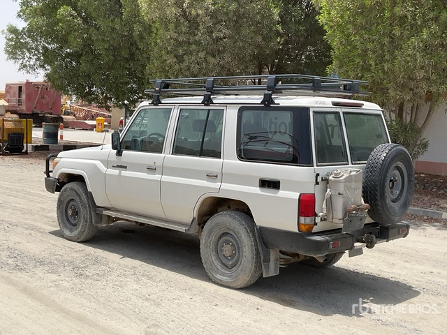 2018 Toyota Land Cruiser 76L 4x4 SUV - SUV: תמונה 3 2018 Toyota Land Cruiser 76L 4x4 SUV - SUV: תמונה 3