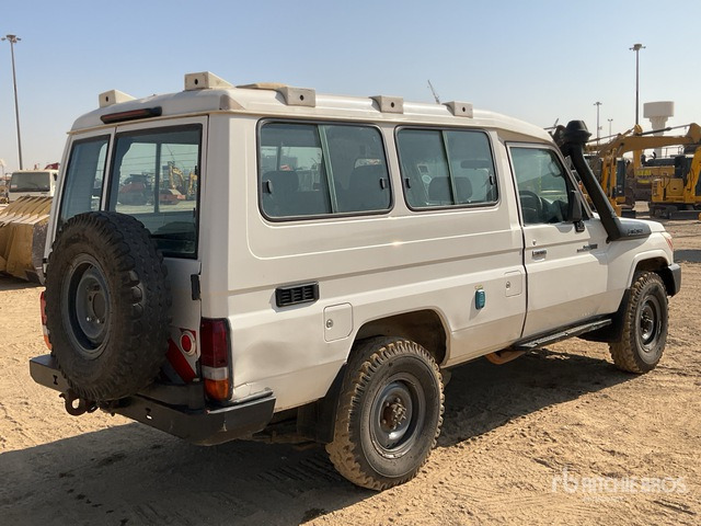 2018 Toyota Land Cruiser 78R 4x4 SUV - SUV: תמונה 2 2018 Toyota Land Cruiser 78R 4x4 SUV - SUV: תמונה 2