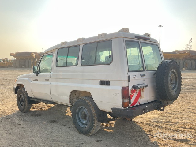 2018 Toyota Land Cruiser 78R 4x4 SUV - SUV: תמונה 3 2018 Toyota Land Cruiser 78R 4x4 SUV - SUV: תמונה 3