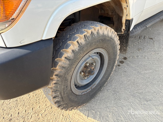 2018 Toyota Land Cruiser 78R 4x4 SUV - SUV: תמונה 4 2018 Toyota Land Cruiser 78R 4x4 SUV - SUV: תמונה 4