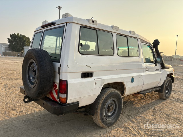 2018 Toyota Land Cruiser 78R 4x4 SUV - SUV: תמונה 2 2018 Toyota Land Cruiser 78R 4x4 SUV - SUV: תמונה 2