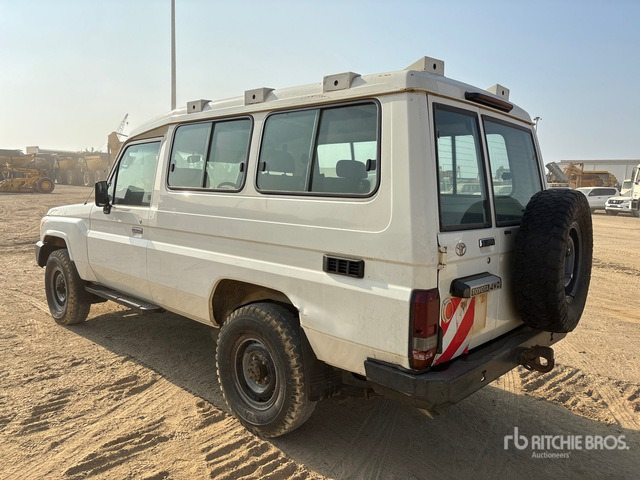 2018 Toyota Land Cruiser 78R 4x4 SUV - SUV: תמונה 2 2018 Toyota Land Cruiser 78R 4x4 SUV - SUV: תמונה 2