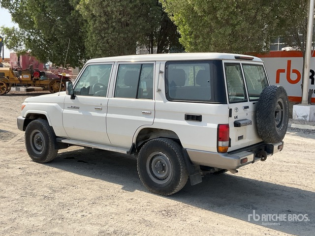 2018 Toyota Land Cruiser LX 76L 4x4 SUV - SUV: תמונה 4 2018 Toyota Land Cruiser LX 76L 4x4 SUV - SUV: תמונה 4