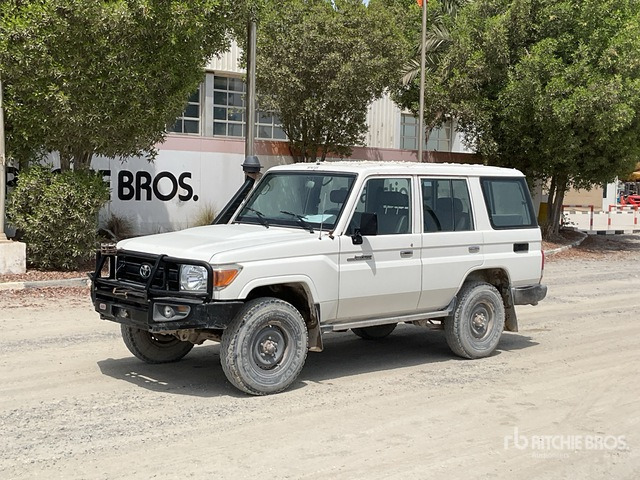 2019 Toyota Land Cruiser 76L 4x4 SUV - SUV: תמונה 1 2019 Toyota Land Cruiser 76L 4x4 SUV - SUV: תמונה 1