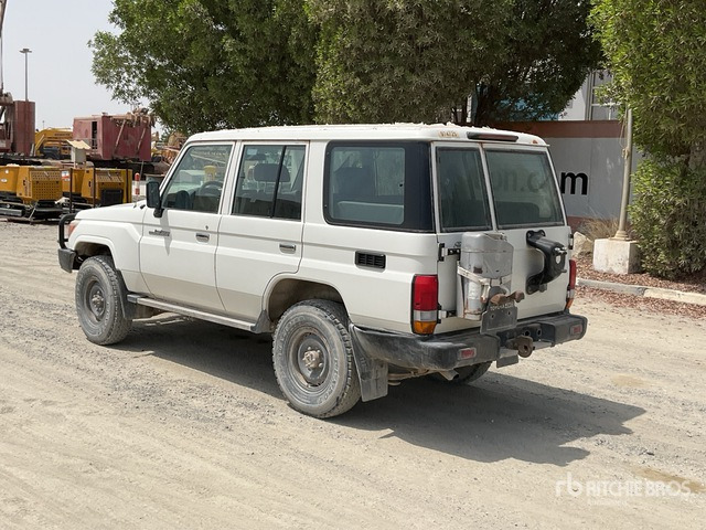 2019 Toyota Land Cruiser 76L 4x4 SUV - SUV: תמונה 4 2019 Toyota Land Cruiser 76L 4x4 SUV - SUV: תמונה 4