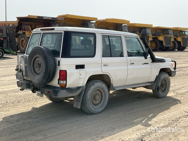 2019 Toyota Land Cruiser 76L 4x4 SUV - SUV: תמונה 4 2019 Toyota Land Cruiser 76L 4x4 SUV - SUV: תמונה 4