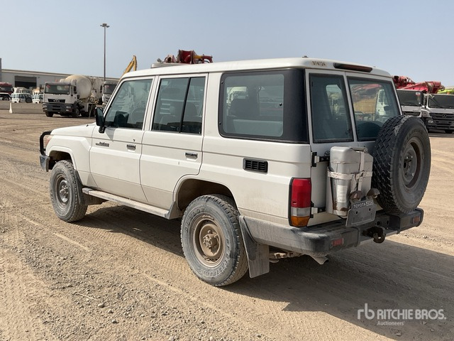 2019 Toyota Land Cruiser 76L 4x4 SUV - SUV: תמונה 3 2019 Toyota Land Cruiser 76L 4x4 SUV - SUV: תמונה 3