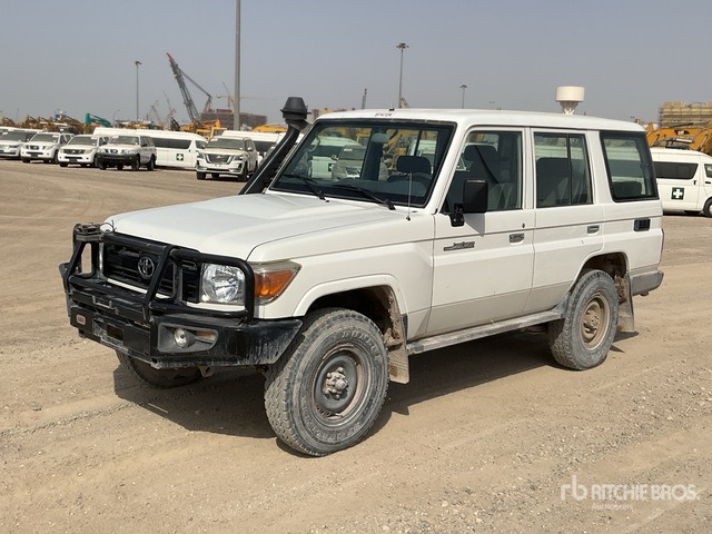 2019 Toyota Land Cruiser 76L 4x4 SUV - SUV: תמונה 1 2019 Toyota Land Cruiser 76L 4x4 SUV - SUV: תמונה 1