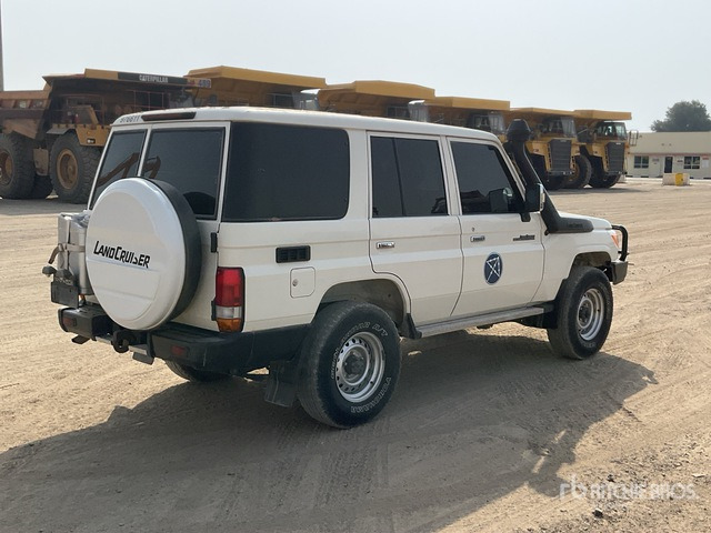 2021 Toyota Land Cruiser 76L 4x4 SUV - SUV: תמונה 4 2021 Toyota Land Cruiser 76L 4x4 SUV - SUV: תמונה 4