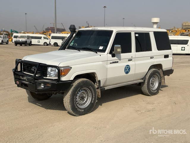 2021 Toyota Land Cruiser 76L 4x4 SUV - SUV: תמונה 1 2021 Toyota Land Cruiser 76L 4x4 SUV - SUV: תמונה 1