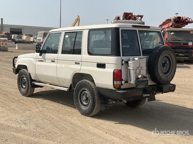 2021 Toyota Land Cruiser 76L 4x4 SUV - SUV: תמונה 3 2021 Toyota Land Cruiser 76L 4x4 SUV - SUV: תמונה 3