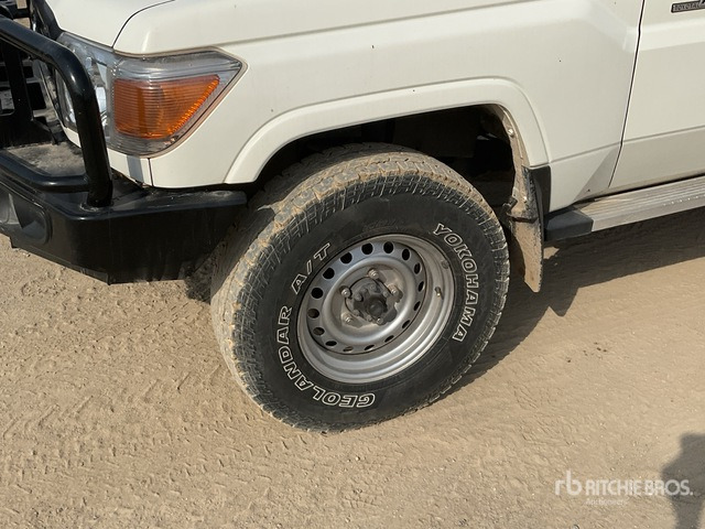 2021 Toyota Land Cruiser 76L 4x4 SUV - SUV: תמונה 5 2021 Toyota Land Cruiser 76L 4x4 SUV - SUV: תמונה 5