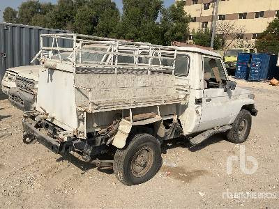 TOYOTA LAND CRUISER 2000 Liter 4x4 (Inoperable) - טנדר: תמונה 3 TOYOTA LAND CRUISER 2000 Liter 4x4 (Inoperable) - טנדר: תמונה 3