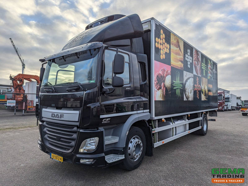 DAF CF 250 FA 4x2 DayCab Euro6 - Koel-VriesBak 7.5m + Carrier Supra 850MT + Laadklep 2000kg - משאית קירור: תמונה 1 DAF CF 250 FA 4x2 DayCab Euro6 - Koel-VriesBak 7.5m + Carrier Supra 850MT + Laadklep 2000kg - משאית קירור: תמונה 1