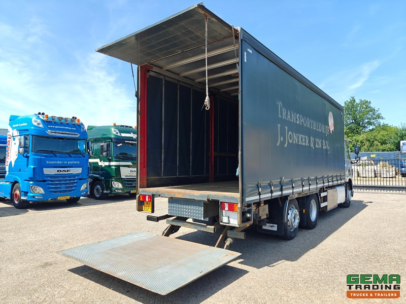 DAF CF 400 FAN 6x2/4 SpaceCab Euro6A - Schuifzeilenbak 7.7m + Laadklep 2000kg - HH Vloer - AanhangerKoppeling - משאית וילונות צד: תמונה 2 DAF CF 400 FAN 6x2/4 SpaceCab Euro6A - Schuifzeilenbak 7.7m + Laadklep 2000kg - HH Vloer - AanhangerKoppeling - משאית וילונות צד: תמונה 2