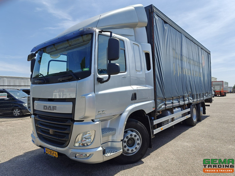 DAF CF 400 FAN 6x2/4 SpaceCab Euro6A - Schuifzeilenbak 7.7m + Laadklep 2000kg - HH Vloer - AanhangerKoppeling - משאית וילונות צד: תמונה 1 DAF CF 400 FAN 6x2/4 SpaceCab Euro6A - Schuifzeilenbak 7.7m + Laadklep 2000kg - HH Vloer - AanhangerKoppeling - משאית וילונות צד: תמונה 1