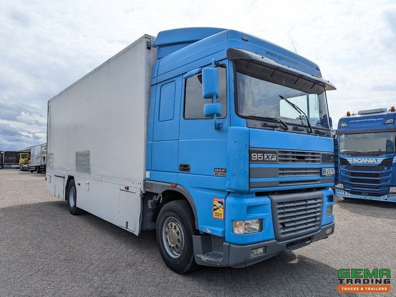 DAF XF95.430 4x2 Spacecab Euro2 - Retarder - Geslotenbak 7.7m - Handgeschakeld - Vangmuil - משאית תיבה: תמונה 2 DAF XF95.430 4x2 Spacecab Euro2 - Retarder - Geslotenbak 7.7m - Handgeschakeld - Vangmuil - משאית תיבה: תמונה 2