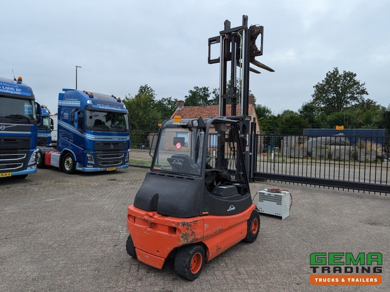 Linde E30 02 - 4058 uur - Duplex Mast - Volrubber Banden - Eurotron 80V-80A Oplader (M34) - מלגזה חשמלית: תמונה 3 Linde E30 02 - 4058 uur - Duplex Mast - Volrubber Banden - Eurotron 80V-80A Oplader (M34) - מלגזה חשמלית: תמונה 3