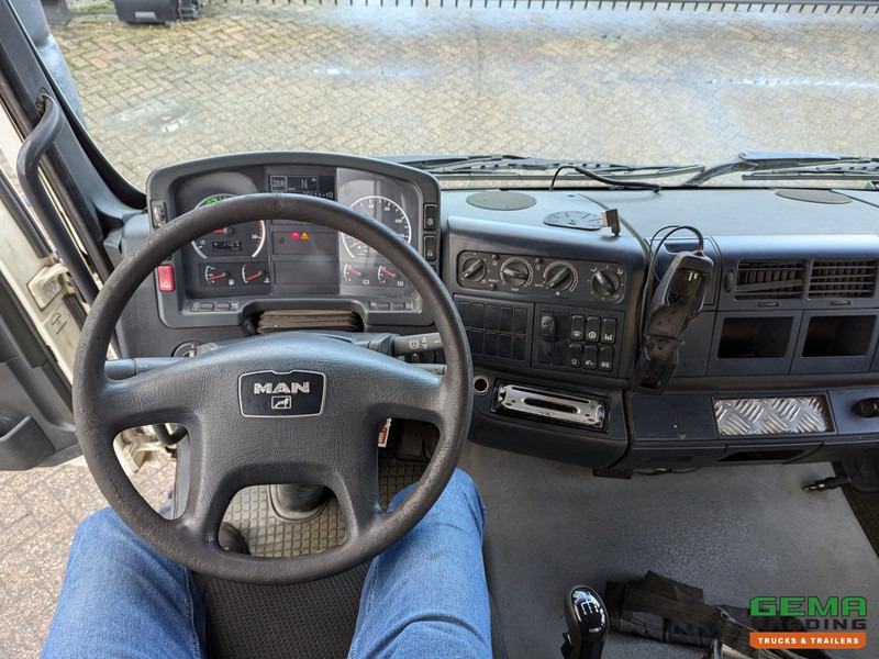 Interior photo 1: יחידת טרקטור MAN TGA 18.410 4x2 LX Euro3 - MKG HLK225HP 4510KG - RadioGrafisch
