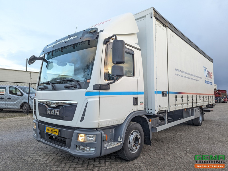 MAN TGL 12.220 4x2 Daycab Euro6 - SchuifzeilenBak 7.2M + Laadklep 2000kg - Rongpotten - Zijdeuren - משאית וילונות צד: תמונה 1 MAN TGL 12.220 4x2 Daycab Euro6 - SchuifzeilenBak 7.2M + Laadklep 2000kg - Rongpotten - Zijdeuren - משאית וילונות צד: תמונה 1