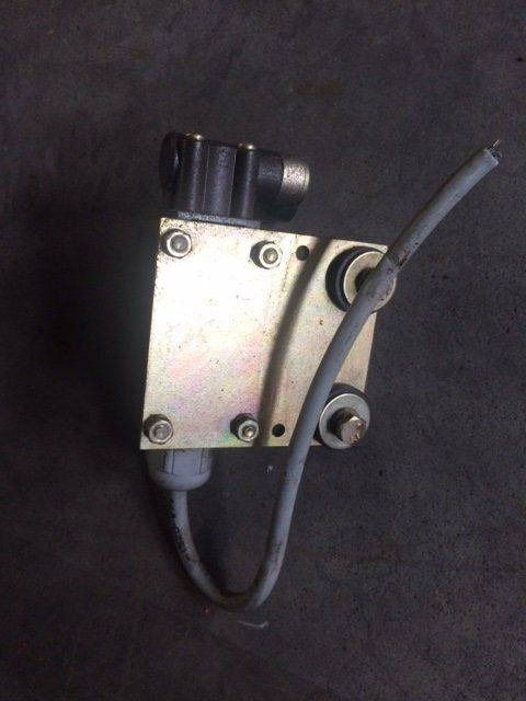 2XPosition Switch for Linde K15-4, and Still M15-4 - מתג עמוד היגוי עבור ציוד לטיפול בחומרים: תמונה 2 2XPosition Switch for Linde K15-4, and Still M15-4 - מתג עמוד היגוי עבור ציוד לטיפול בחומרים: תמונה 2