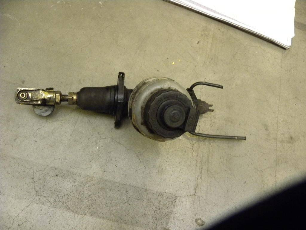 Brake fluid reservoir w. Pump Model: EFG 318 - חלקי בלמים עבור ציוד לטיפול בחומרים: תמונה 1 Brake fluid reservoir w. Pump Model: EFG 318 - חלקי בלמים עבור ציוד לטיפול בחומרים: תמונה 1